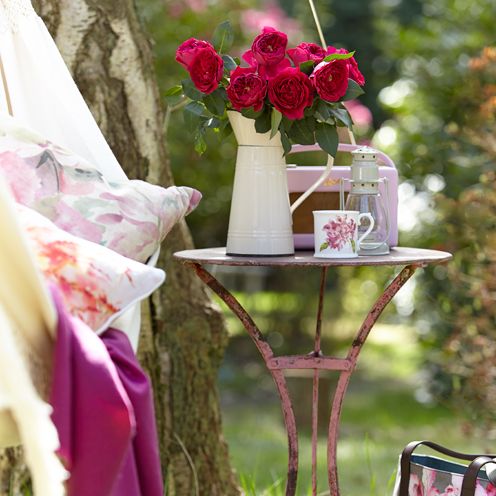 Petal, Pink, Tablecloth, Cut flowers, Linens, Flower Arranging, Magenta, Flowering plant, Home accessories, Vase, 