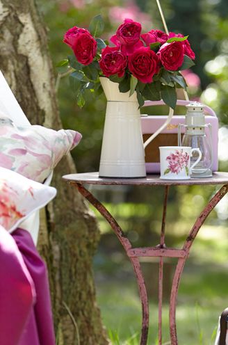 Petal, Pink, Tablecloth, Cut flowers, Linens, Flower Arranging, Magenta, Flowering plant, Home accessories, Vase, 