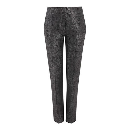 Leg, Human leg, Standing, Style, Denim, Waist, Black, Tights, Thigh, Pocket, 