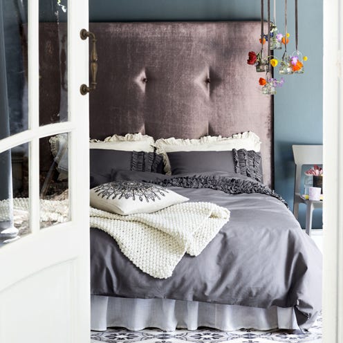 Bed, Room, Textile, Interior design, Bedding, Bedroom, Linens, Bed sheet, Furniture, Bed frame, 