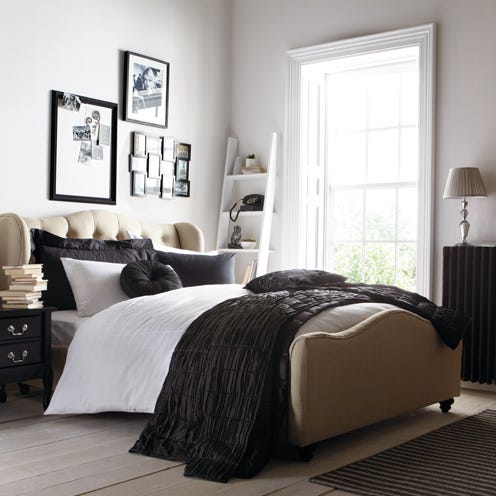 Wood, Room, Floor, Interior design, Bed, Bedding, Flooring, Property, Wall, Bedroom, 