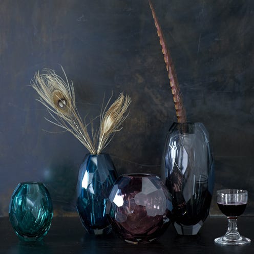 Glass, Barware, Drinkware, Stemware, Wine glass, Reflection, Tableware, Natural material, Transparent material, Champagne stemware, 