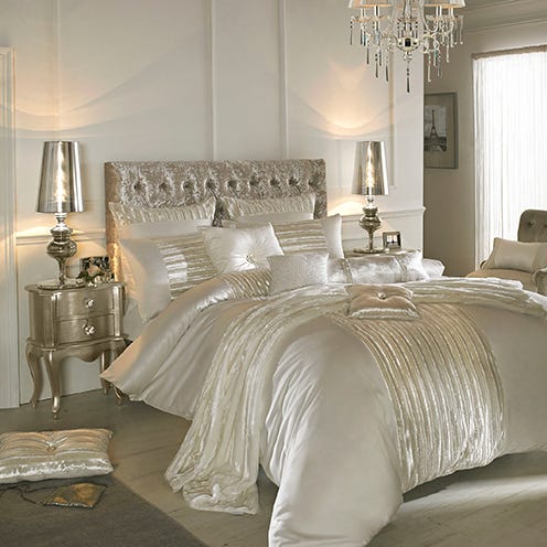 Room, Interior design, Floor, Lighting, Property, Textile, Bedding, Wall, Bedroom, Linens, 