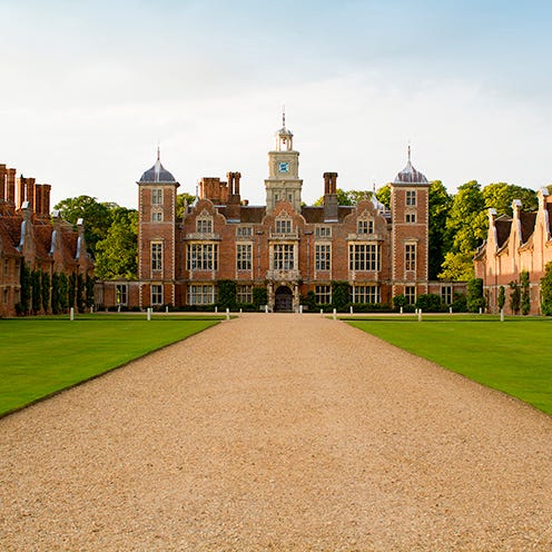 Grass, Facade, Landmark, Palace, Manor house, Mansion, Lawn, Stately home, Official residence, Estate, 