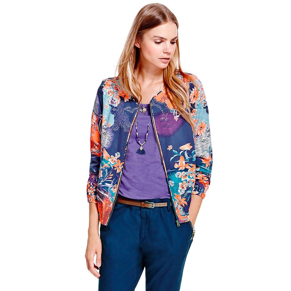 Clothing, Blue, Collar, Sleeve, Human body, Shoulder, Denim, Textile, Standing, Joint, 