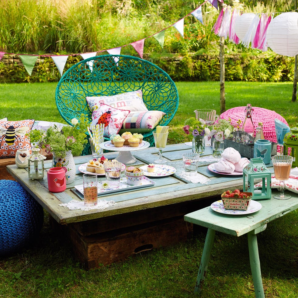 Table, Furniture, Garden, Outdoor table, Outdoor furniture, Lavender, Home accessories, Shrub, Picnic, Meal, 