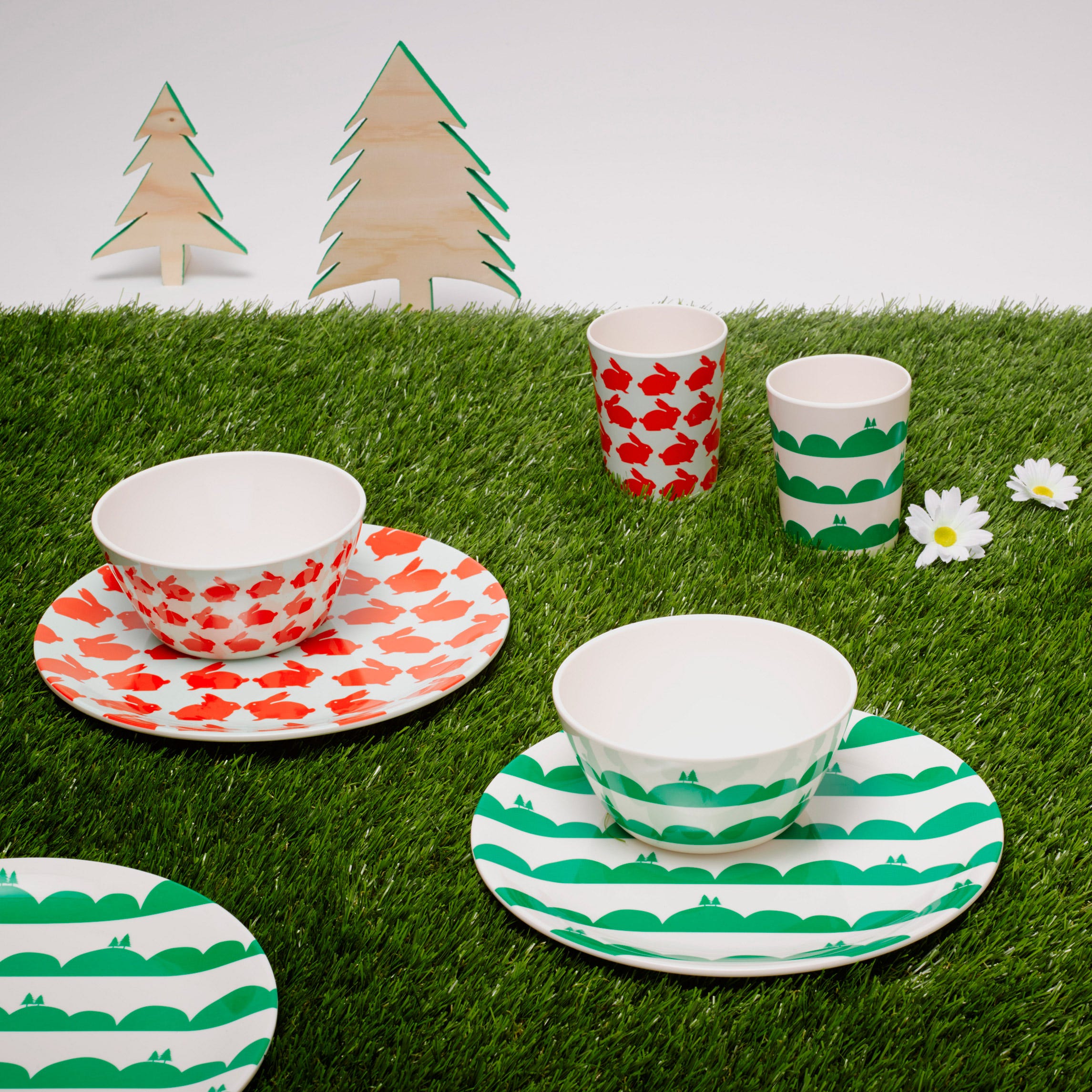 Serveware, Green, Dishware, Drinkware, Cup, Tableware, Porcelain, Cone, Costume accessory, Cup, 