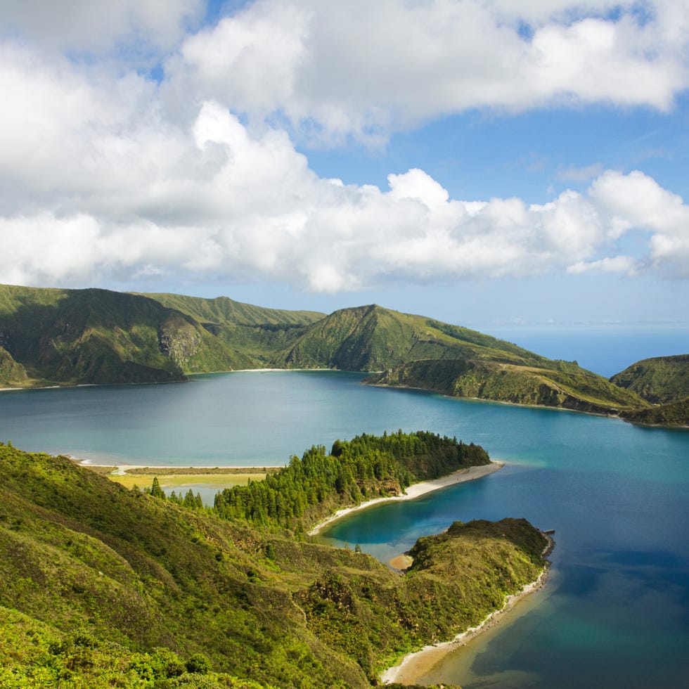 Body of water, Nature, Coastal and oceanic landforms, Natural landscape, Coast, Cloud, Water resources, Water, Landscape, Highland, 