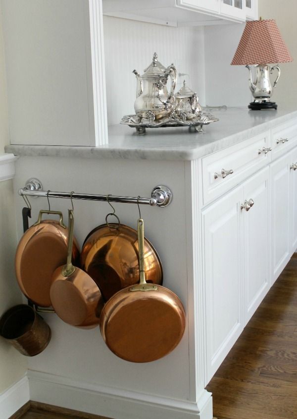 https://hips.hearstapps.com/goodhousekeeping/assets/15/40/pots-and-pans-side-of-cabinets.jpg
