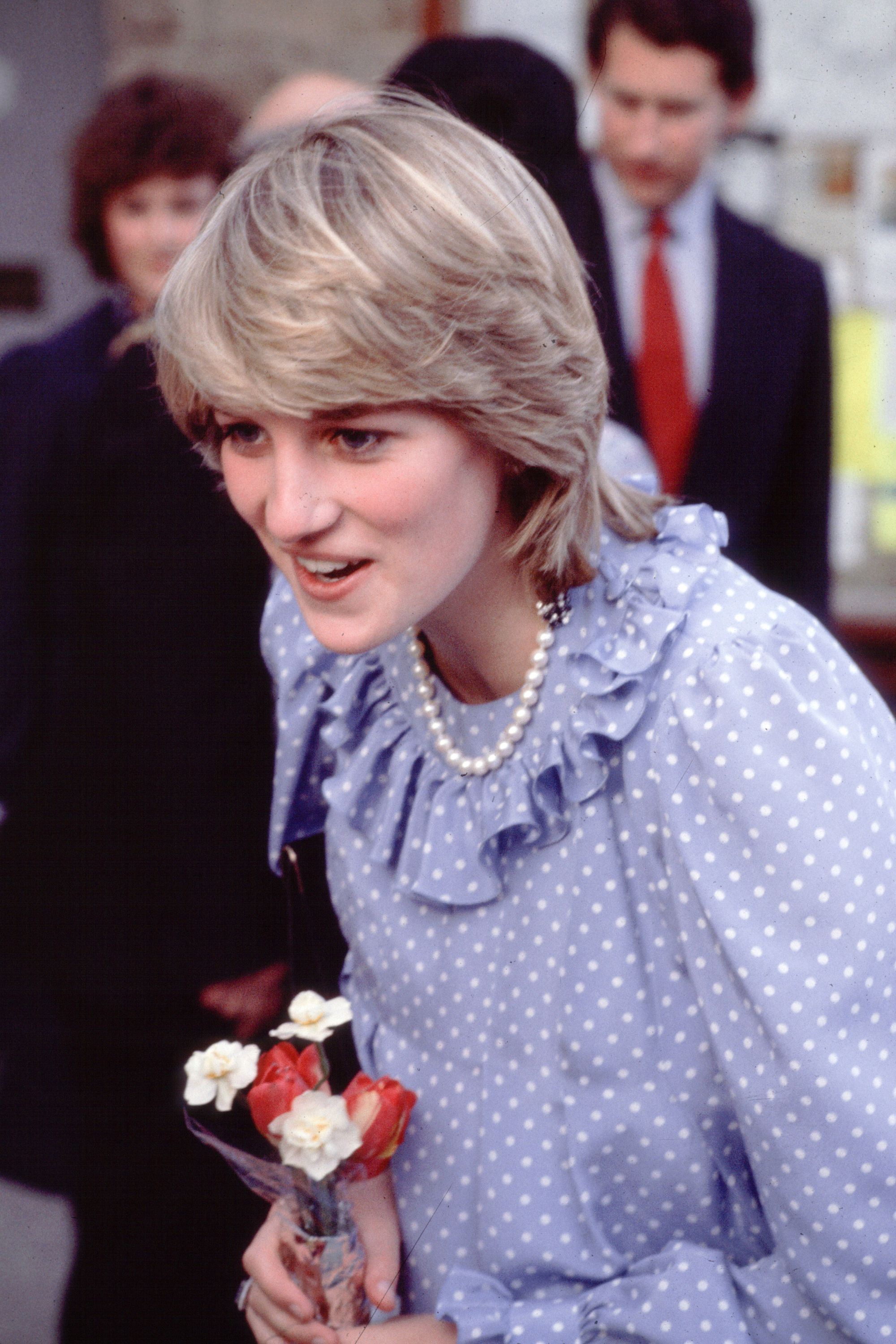 Lady Diana's 1997 hairstyles. | Princess diana hair, Lady diana, Princess  diana photos