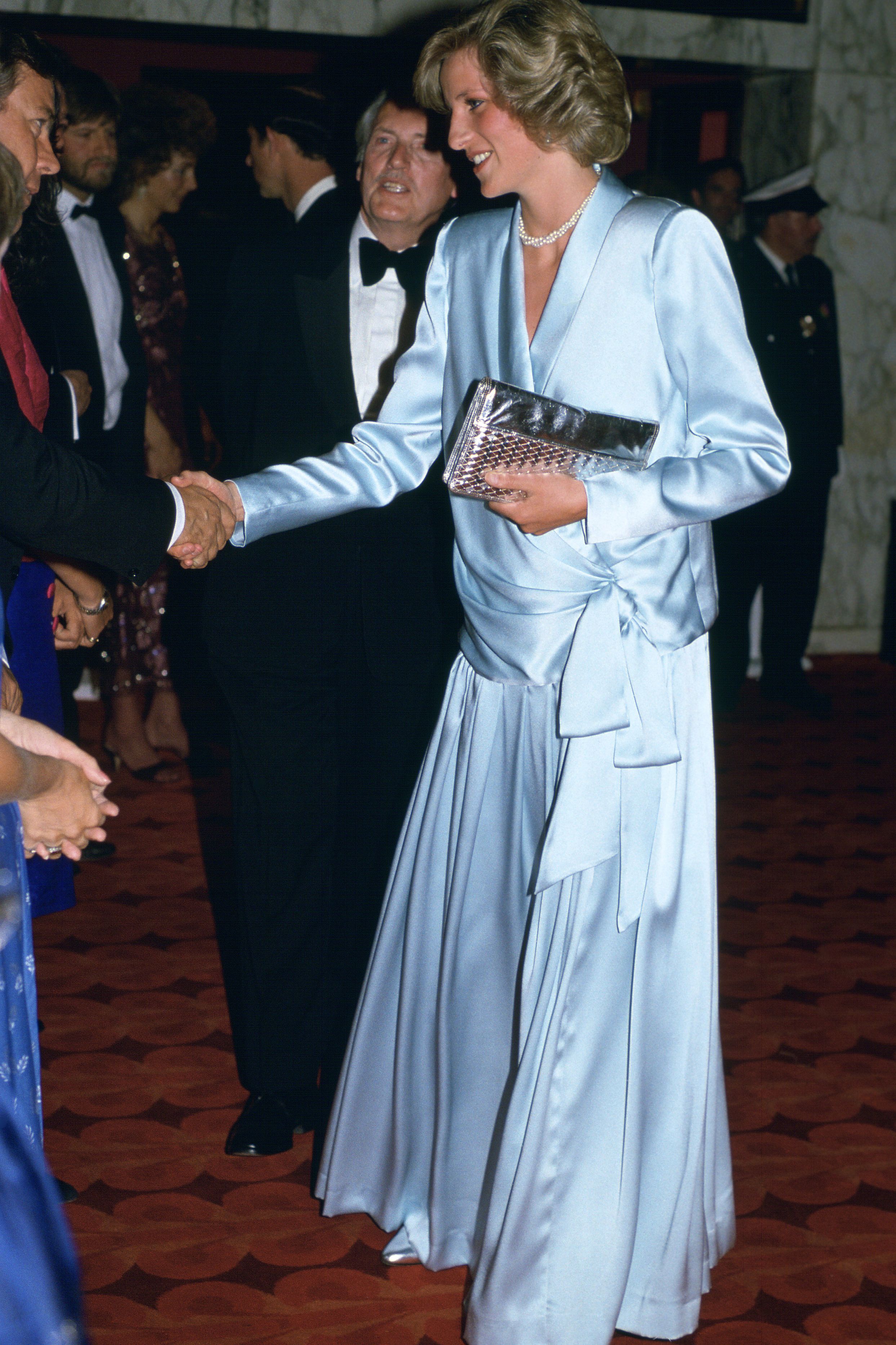 Princess Diana's wedding dress goes on display at Kensington Palace | Daily  Mail Online