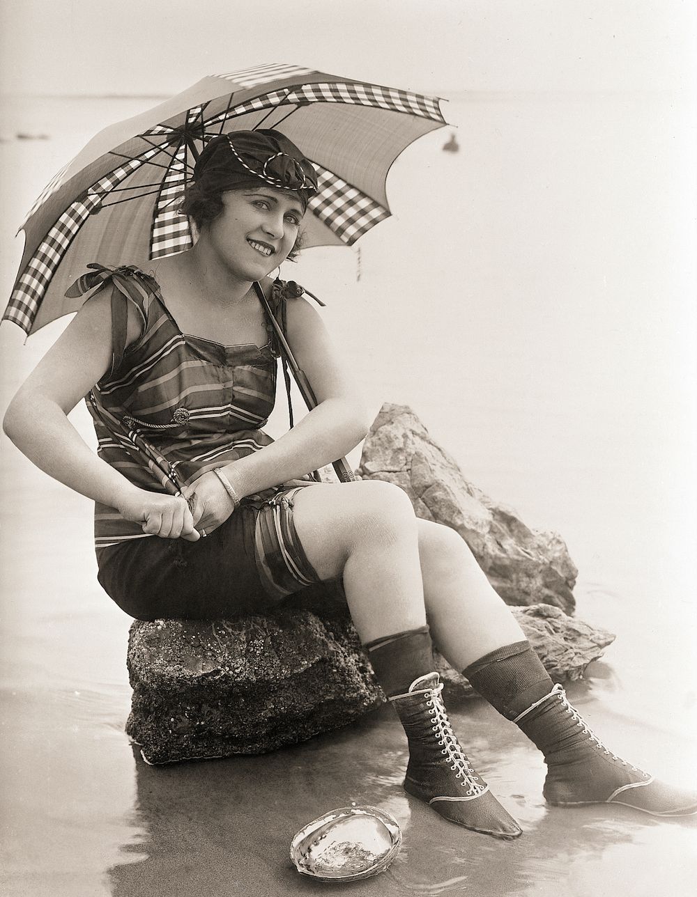 ghk-swimsuits-1920s-bettmann.jpg