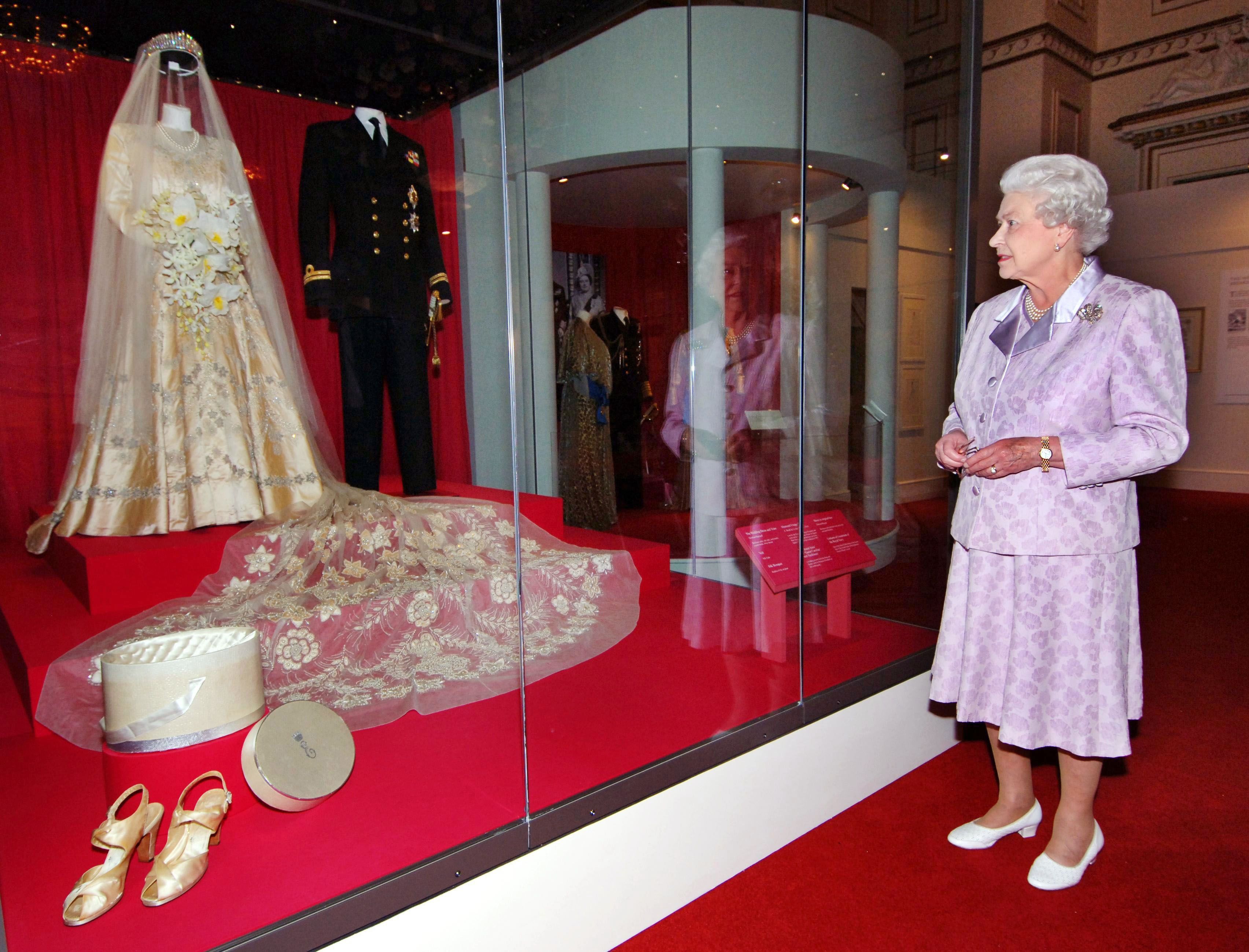 queen elizabeth wedding dress
