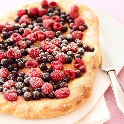 https://hips.hearstapps.com/goodhousekeeping/assets/cm/15/11/54fe08db313d8-ghk-fruit-focaccia-0809-xl.jpg