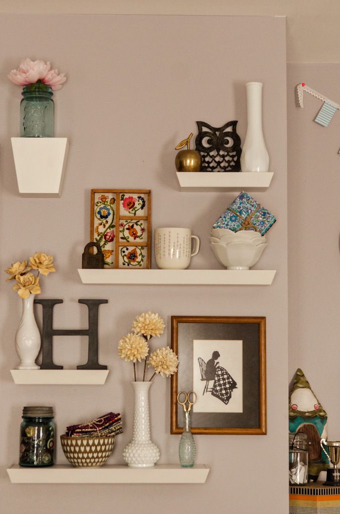 Flexible Ways To Decorate A Hanging Shelf