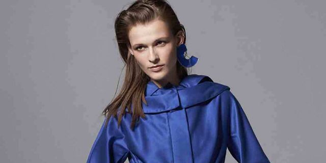 Clothing, Blue, Hairstyle, Sleeve, Shoulder, Textile, Standing, Collar, Formal wear, Style, 