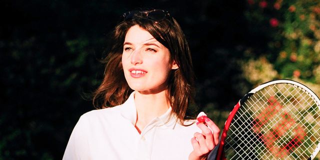 Lip, Sports equipment, Elbow, People in nature, Playing sports, Strings, Light, Racquet sport, Beauty, Racket, 