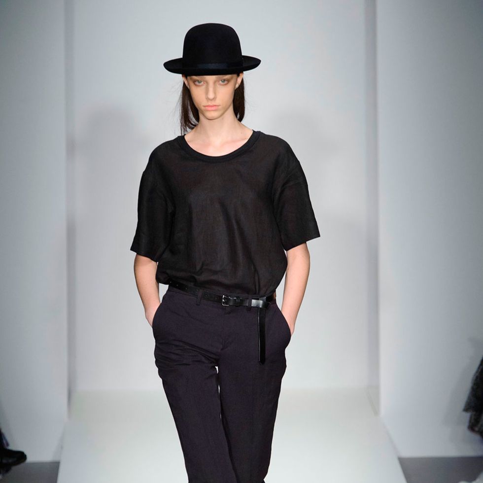 Sleeve, Shoulder, Joint, Standing, Waist, Hat, Style, Elbow, Knee, Fashion model, 