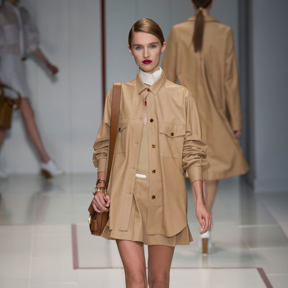 Clothing, Brown, Fashion show, Sleeve, Shoulder, Human leg, Textile, Joint, Outerwear, Runway, 