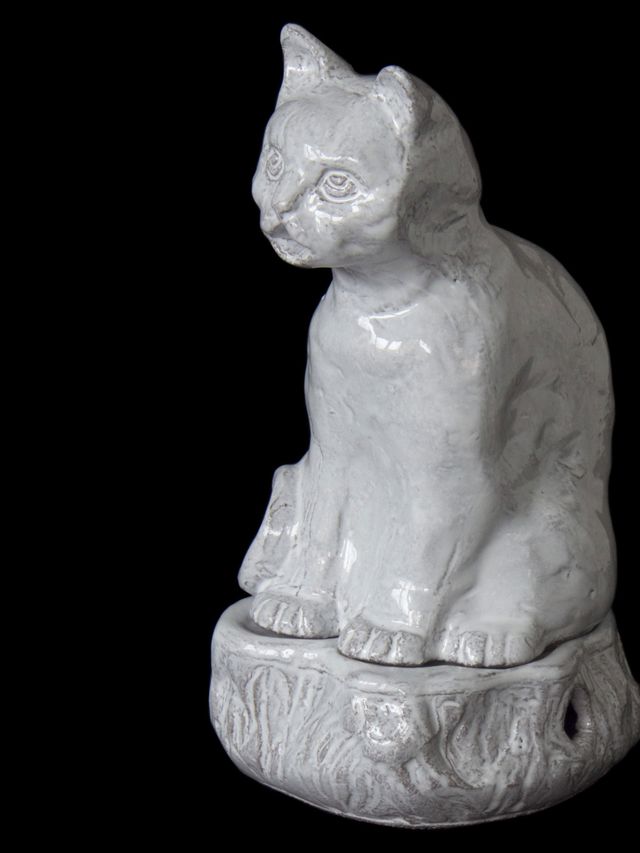 Sculpture, Felidae, Jaw, Carnivore, Artifact, Small to medium-sized cats, Cat, Figurine, Creative arts, Snout, 