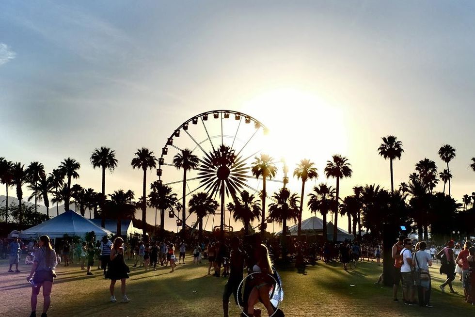 Ferris wheel, Tourism, Public space, Leisure, Summer, Sunlight, Arecales, Amusement ride, Crowd, Evening, 