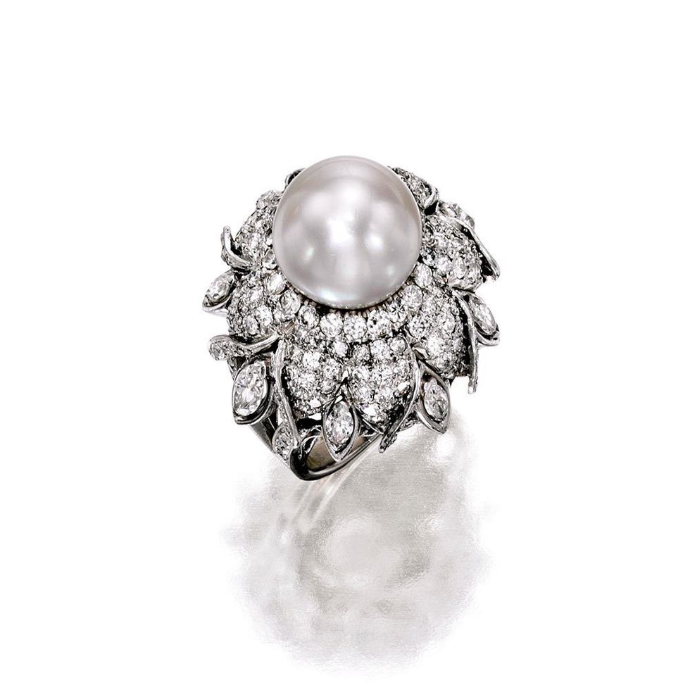 White, Jewellery, Monochrome, Monochrome photography, Black-and-white, Brooch, Body jewelry, Natural material, Silver, Gemstone, 