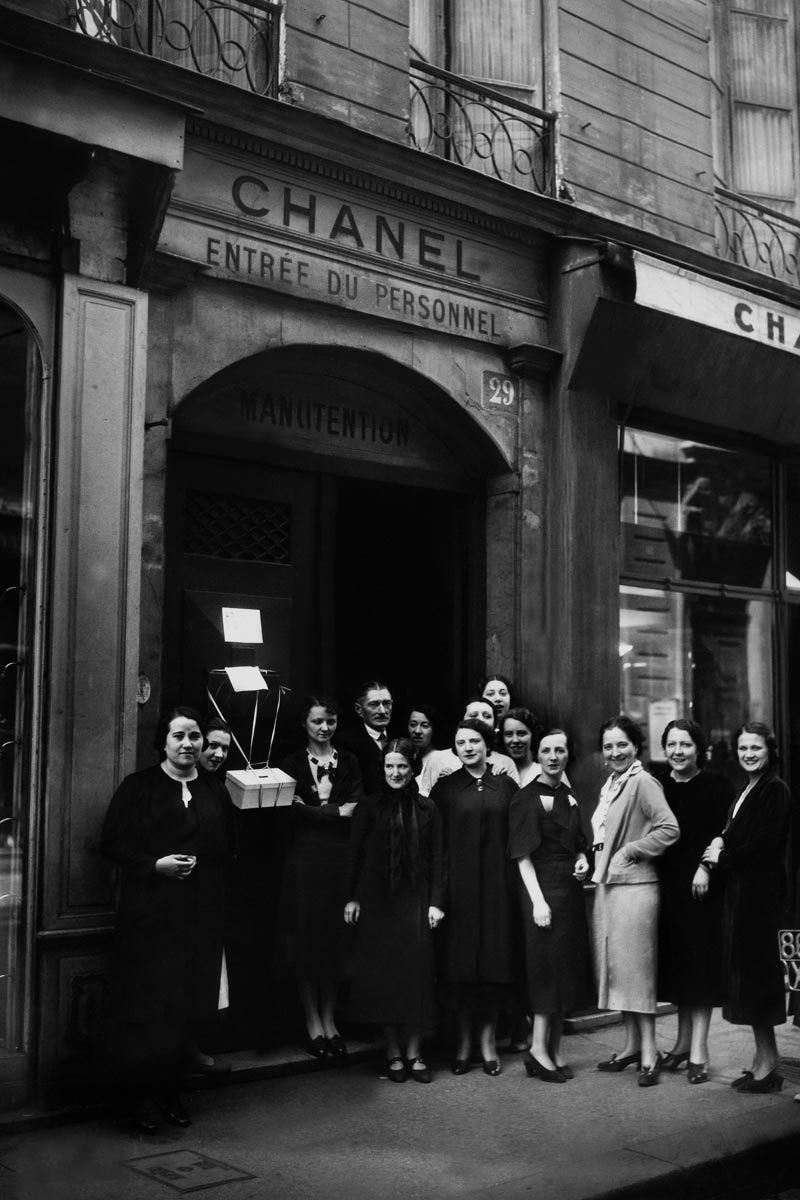 Coco Chanel in front of the first Chanel store (1913)