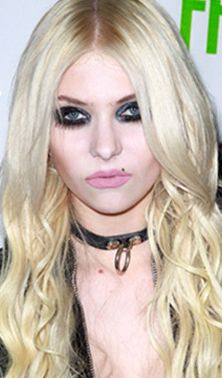 Make-up: Taylor Momsen