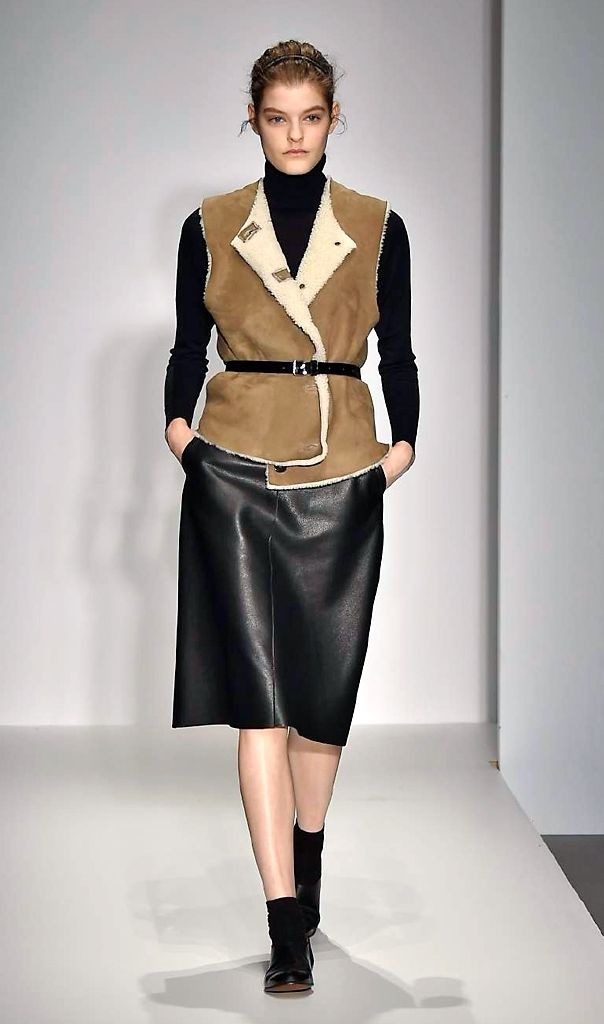 Sleeve, Shoulder, Collar, Joint, Outerwear, Waist, Style, Fashion model, Fashion show, Knee, 
