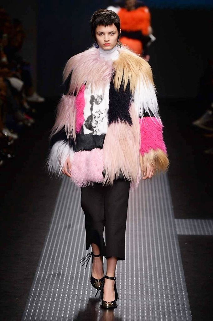 Fashion show, Shoulder, Textile, Outerwear, Runway, Pink, Style, Fashion model, Winter, Fur clothing, 