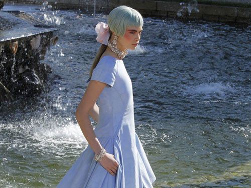 Hair, Hairstyle, Sleeve, Shoulder, Dress, Beauty, Street fashion, Water feature, Bag, Gown, 
