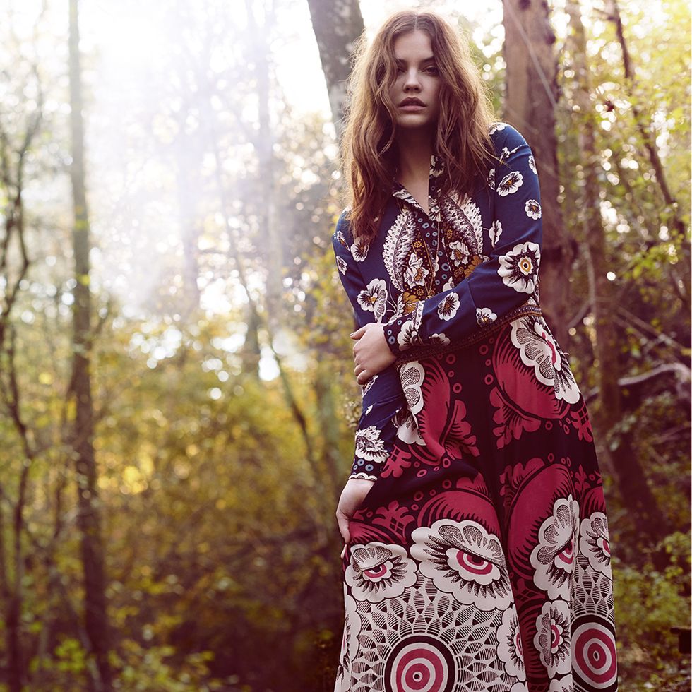 Sleeve, Textile, Pattern, People in nature, Sunlight, Street fashion, Beauty, Forest, Maroon, Motif, 