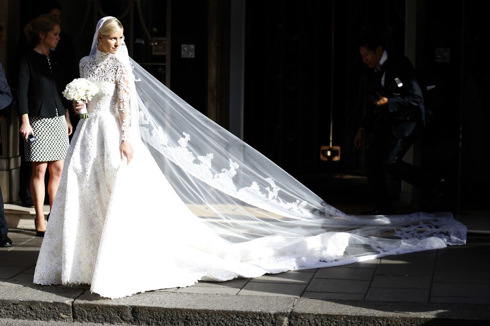 Bridal veil, Bridal clothing, Veil, Dress, Textile, Gown, Formal wear, Bride, Wedding dress, Bridal accessory, 