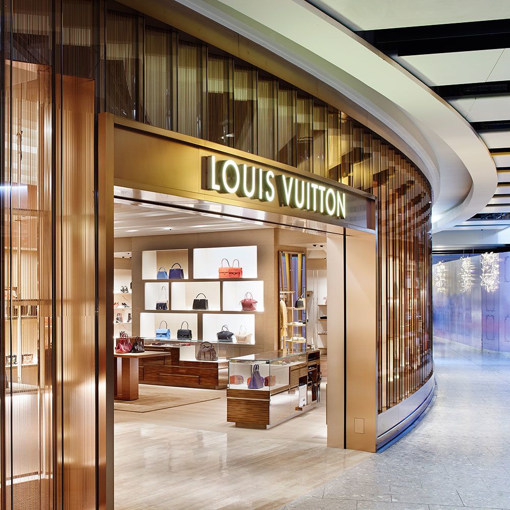 kunstner ingeniør rangle Louis Vuitton lands at Heathrow