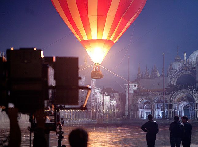 Behind-the-Scenes Video of Louis Vuitton's Venice Campaign L'Invitation au  Voyage with Arizona Muse and David Bowie - Factio MagazineFactio Magazine