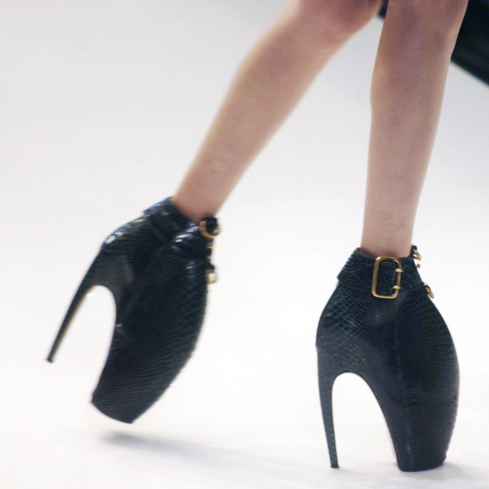 Lady Gaga McQueen dress Armadillo shoes MTV VMAs 2010 - StyleFrizz | Photo  Gallery