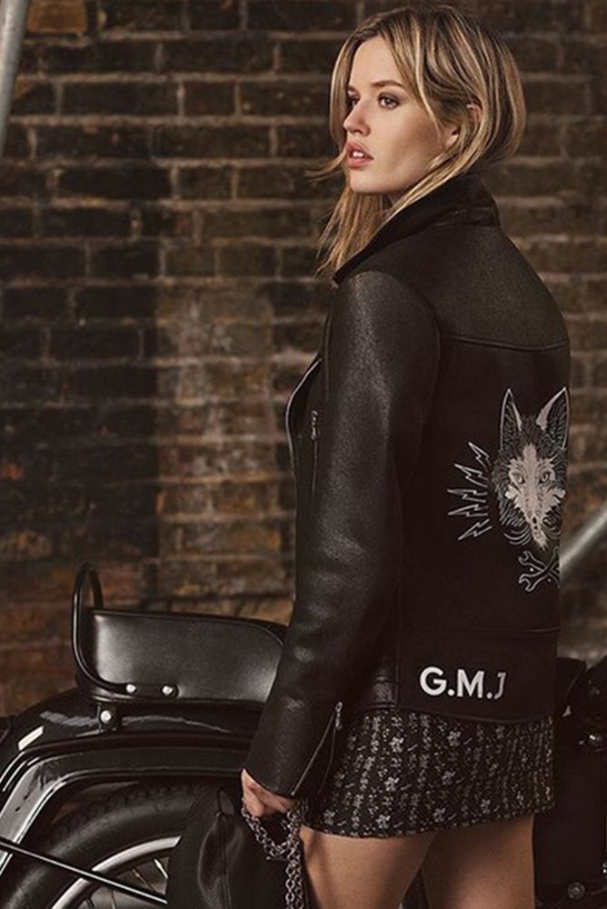 Human body, Sleeve, Fender, Bag, Beauty, Street fashion, Jacket, Leather, Motorcycle accessories, Brown hair, 