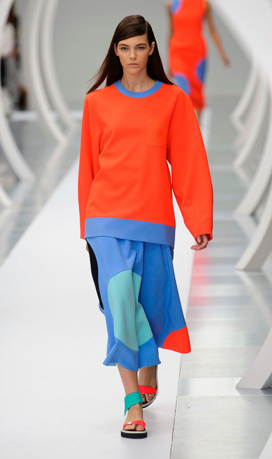 Blue, Sleeve, Shoulder, Textile, Joint, Red, Human leg, Fashion show, Style, Electric blue, 