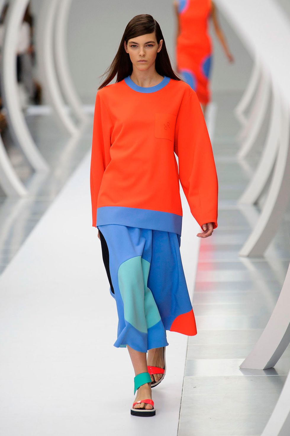 Blue, Sleeve, Shoulder, Textile, Joint, Red, Human leg, Fashion show, Style, Electric blue, 