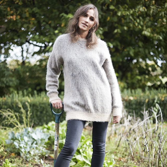 Human body, Sleeve, Textile, Sweater, Outerwear, Street fashion, People in nature, Cardigan, Woolen, Long hair, 