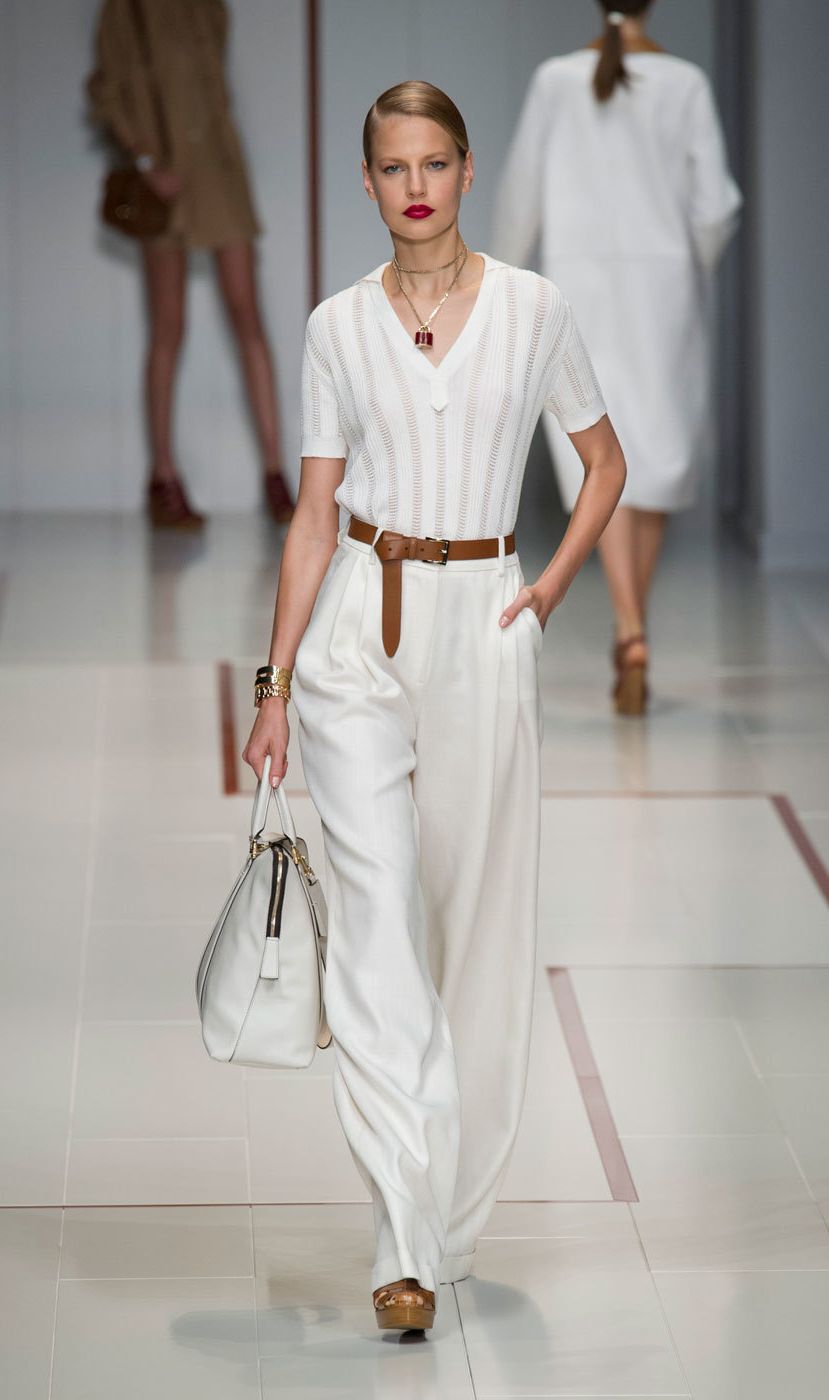 Brown, Sleeve, Shoulder, Textile, Joint, White, Fashion show, Style, Waist, Floor, 
