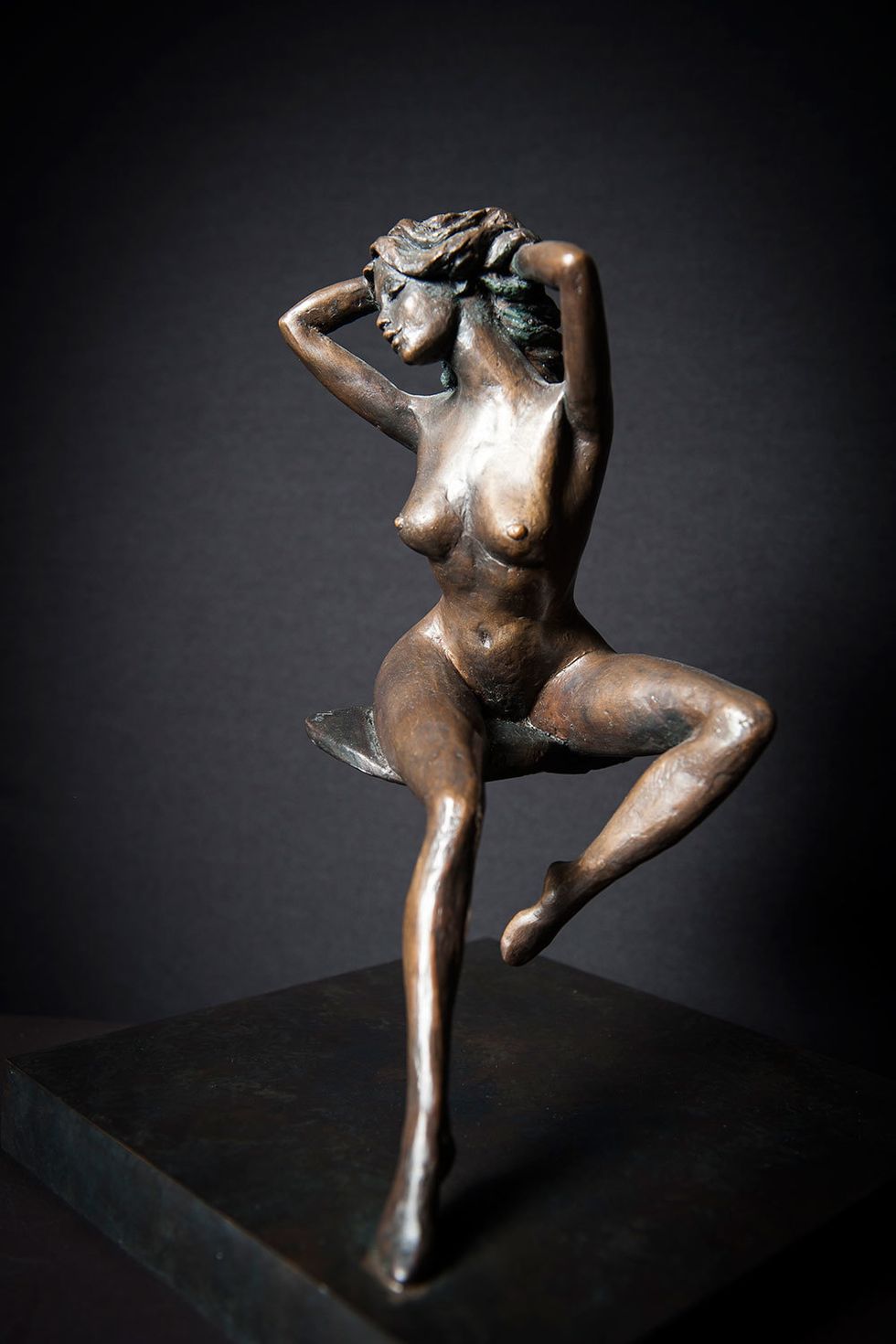 Shoulder, Human leg, Sculpture, Elbow, Joint, Standing, Bronze sculpture, Knee, Metal, Muscle, 