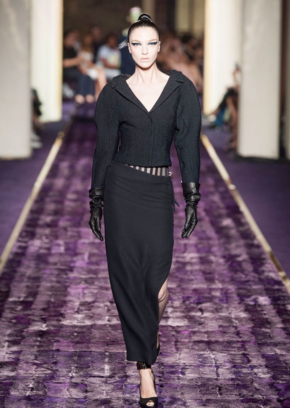 Sleeve, Shoulder, Fashion show, Purple, Style, Waist, Runway, Fashion model, Fashion, Street fashion, 