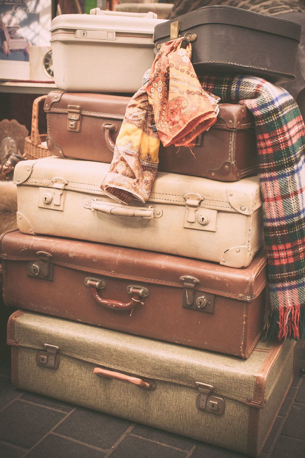 Brown, Textile, Bag, Luggage and bags, Tan, Baggage, Beige, Plaid, Suitcase, Leather, 