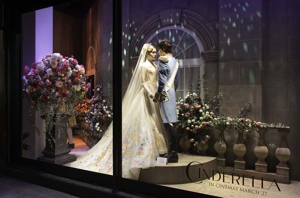 Petal, Dress, Purple, Wedding dress, Bridal veil, Bridal clothing, Flower Arranging, Bouquet, Floristry, Gown, 