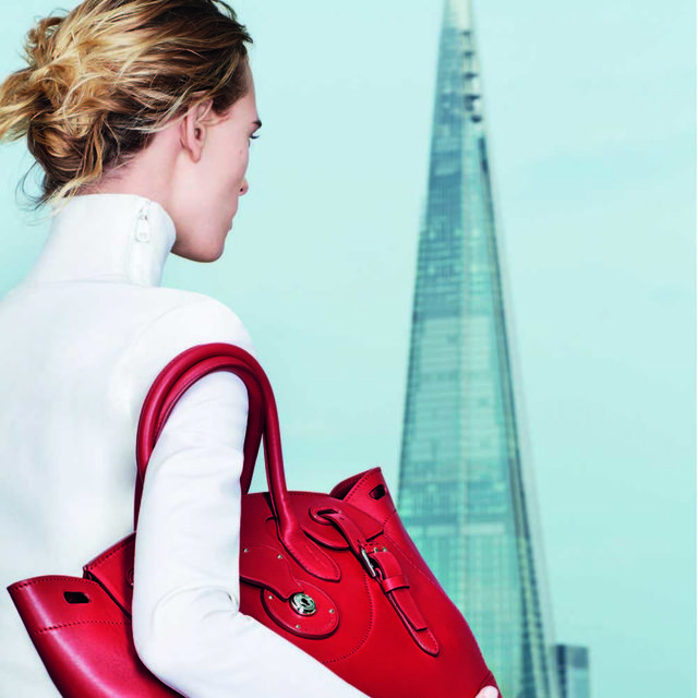 Ear, Hairstyle, Red, Bag, Tower, Carmine, Fashion, Travel, Shoulder bag, Earrings, 