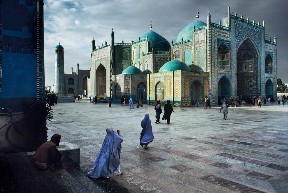 Salat at Blue Mosque in Mazar-e-Sharif (1992) by Steve McCurry. Image courtesy of Beetles + Huxley