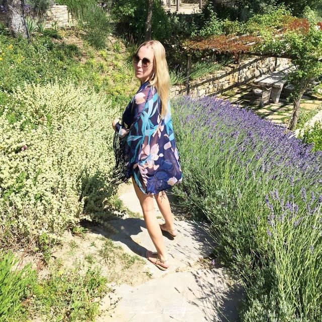 Glasses, Sunglasses, Dress, People in nature, One-piece garment, Street fashion, Day dress, Shrub, Lavender, Groundcover, 