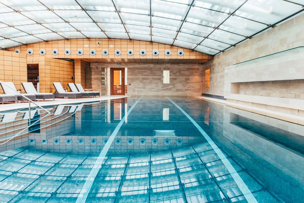 Swimming pool, Ceiling, Floor, Fixture, Aqua, Composite material, Daylighting, Tile, Symmetry, Hall, 