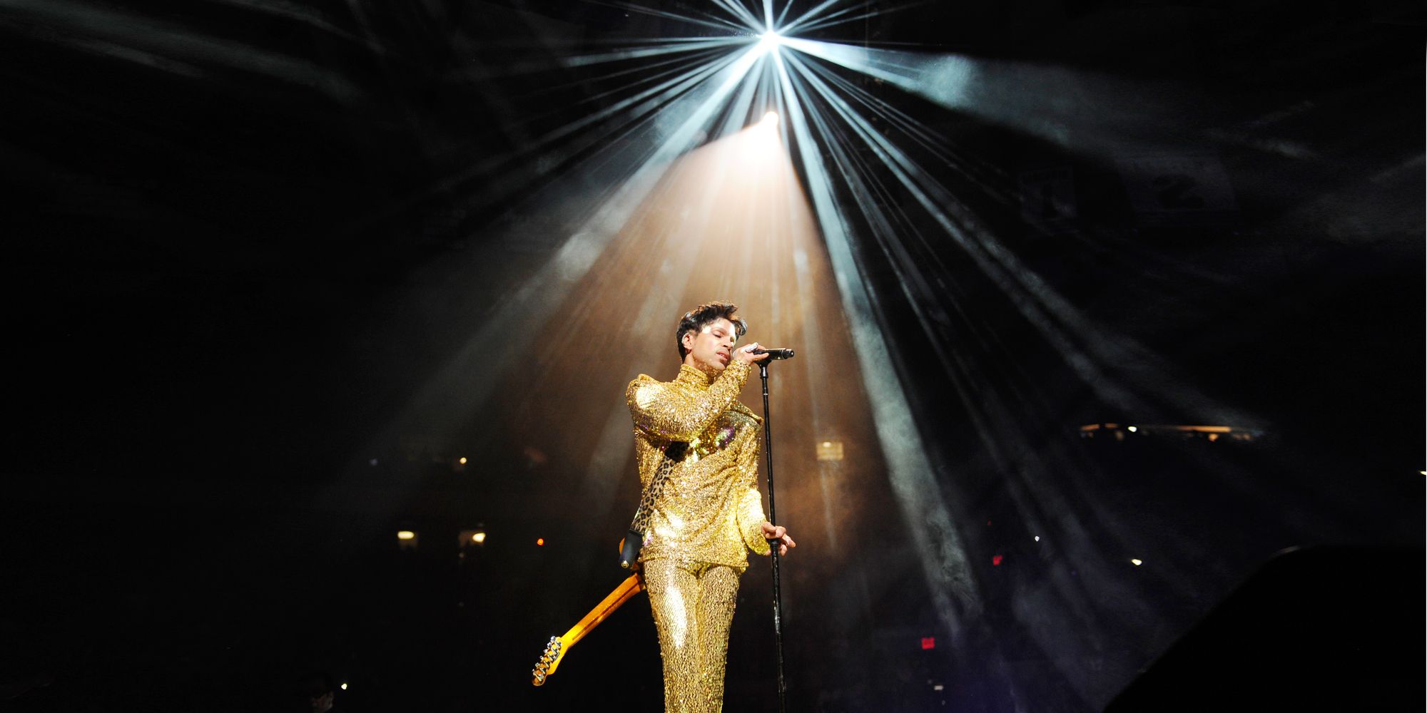 Microphone, Audio equipment, Entertainment, Music artist, Performing arts, Artist, Stage, Singing, Lens flare, Performance, 